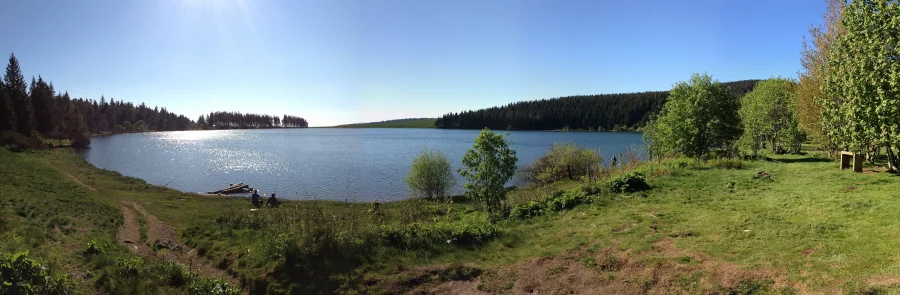 Lac calme en pleine nature