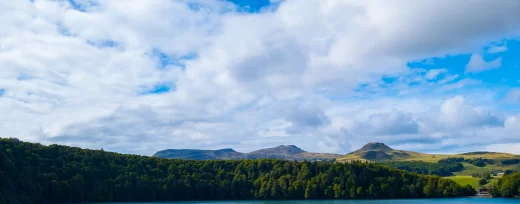 Le cercle parfait du Lac Pavin entouré de forêt