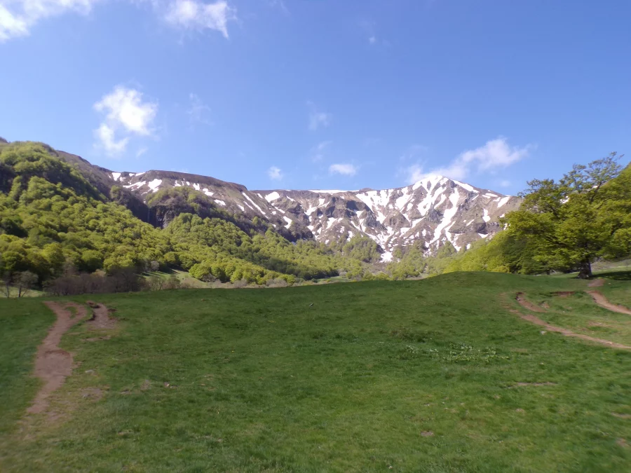 Grand paysage de montagne en Auvergne