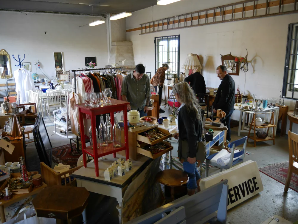 A l'intérieur d'une ressourcerie