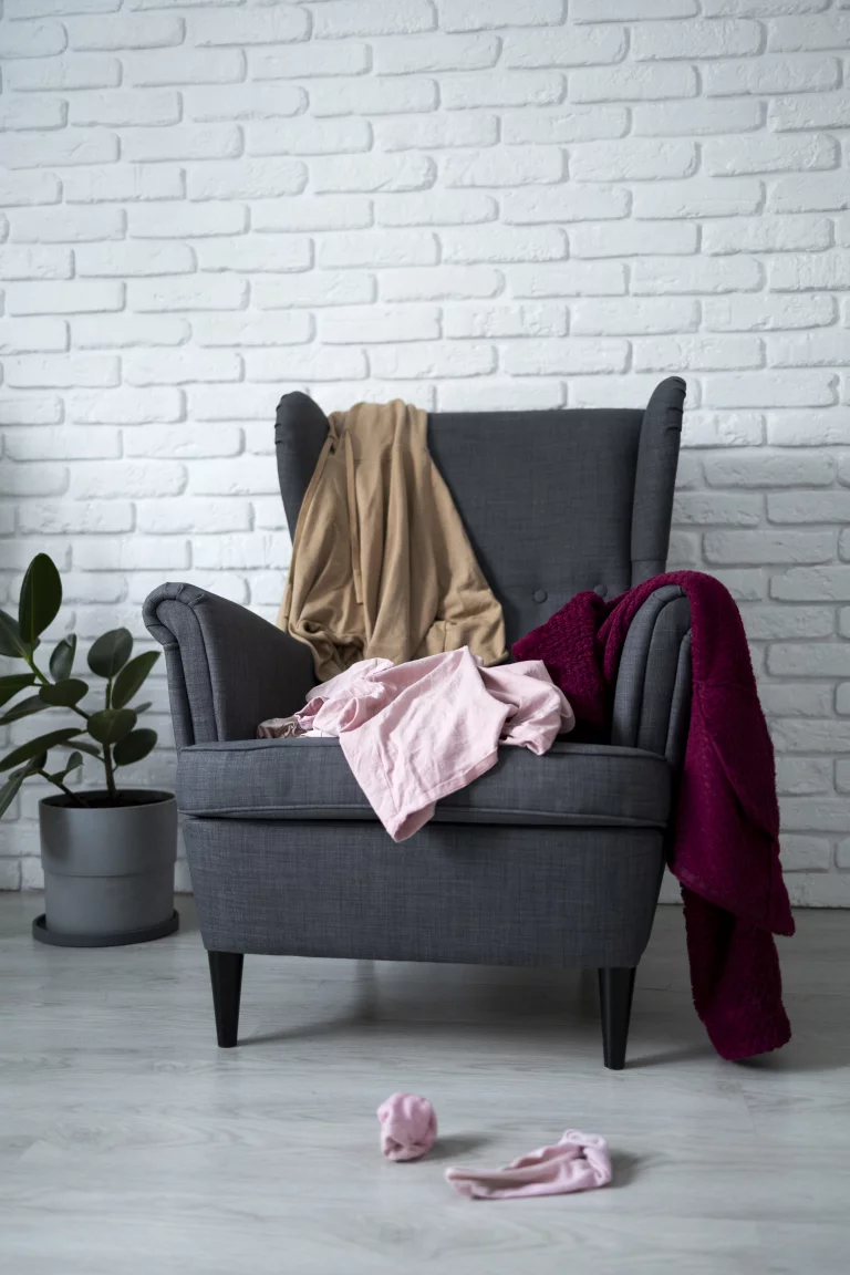 La chaise qui déborde… et ces vêtements “entre-deux” qu’on ne sait jamais où ranger