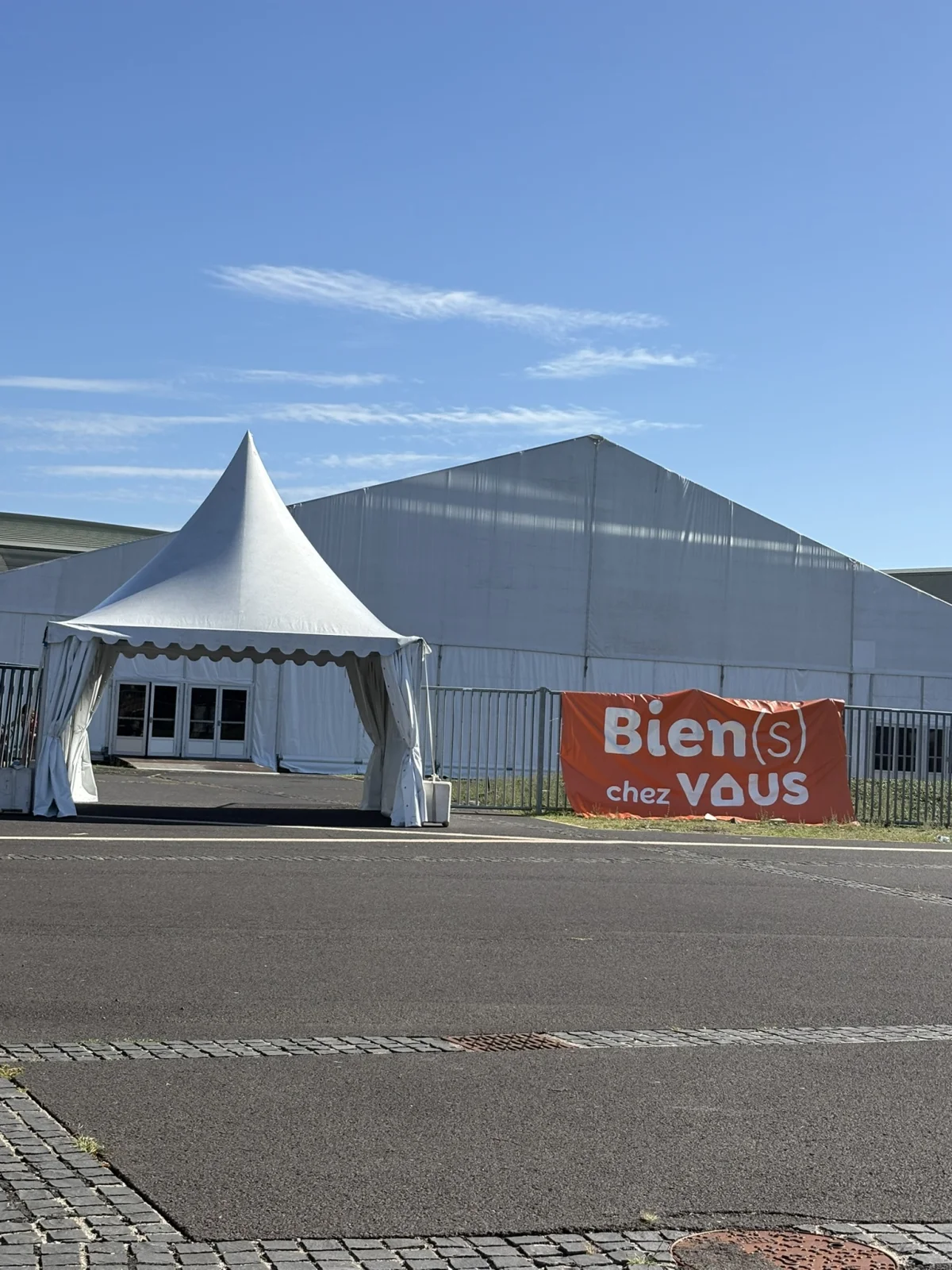 Entrée du salon Bien(s) chez vous à Cournon-d’Auvergne