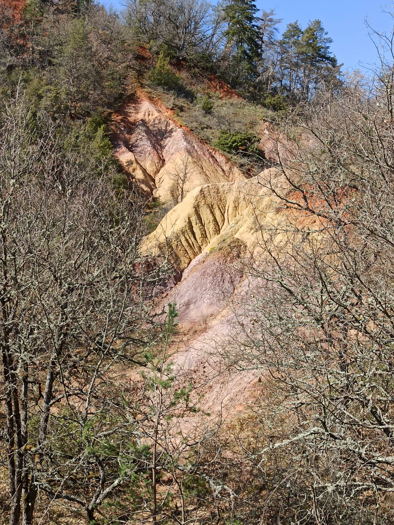 Falaises rouges et souvenirs d’enfance à la Vallée des Saints