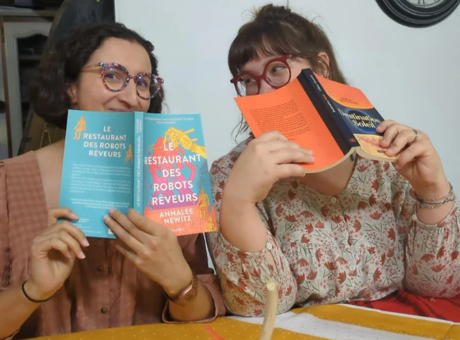 Deux femmes discutant autour d’un café dans un café