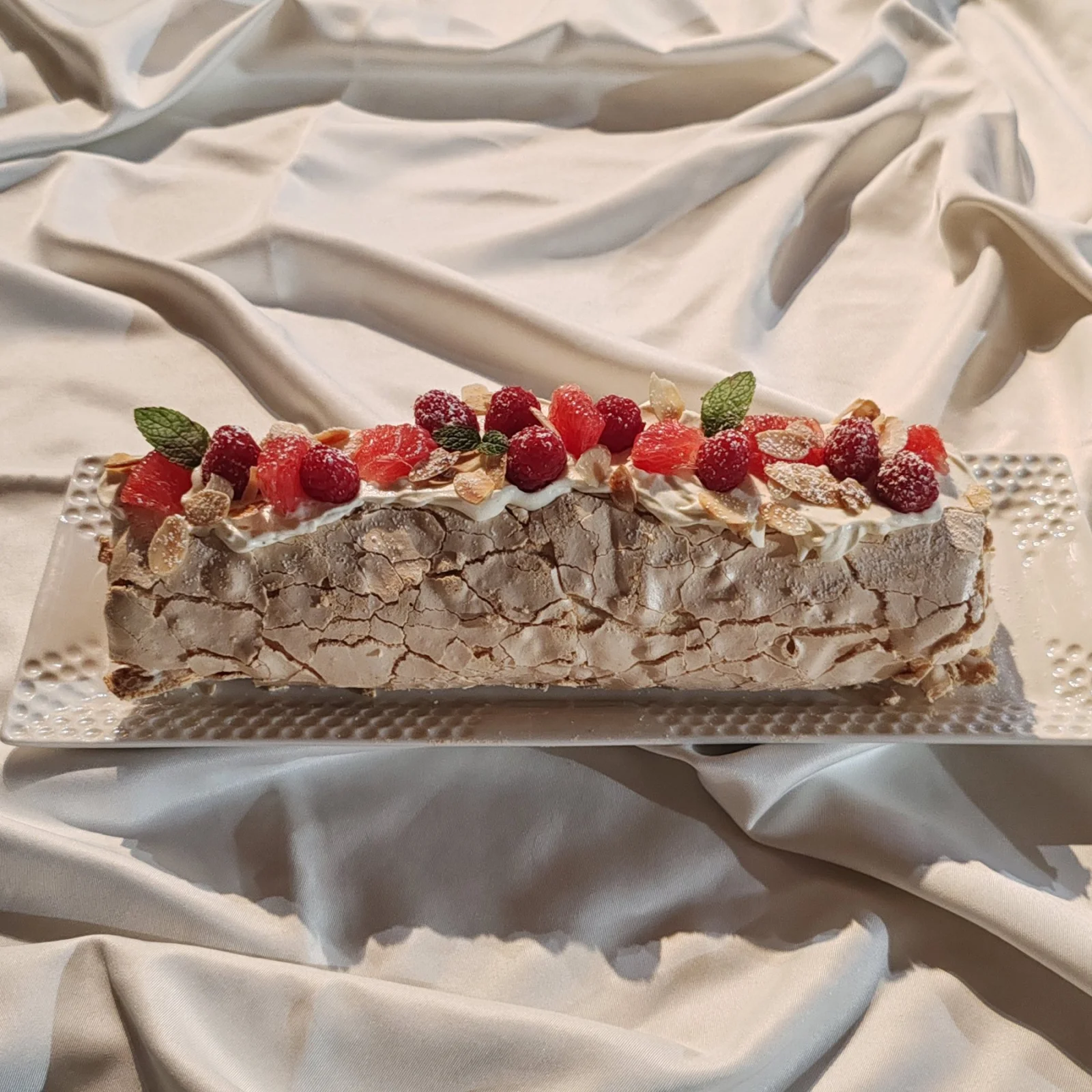 Pavlova roulée aux fruits : le dessert frais qui change de la bûche