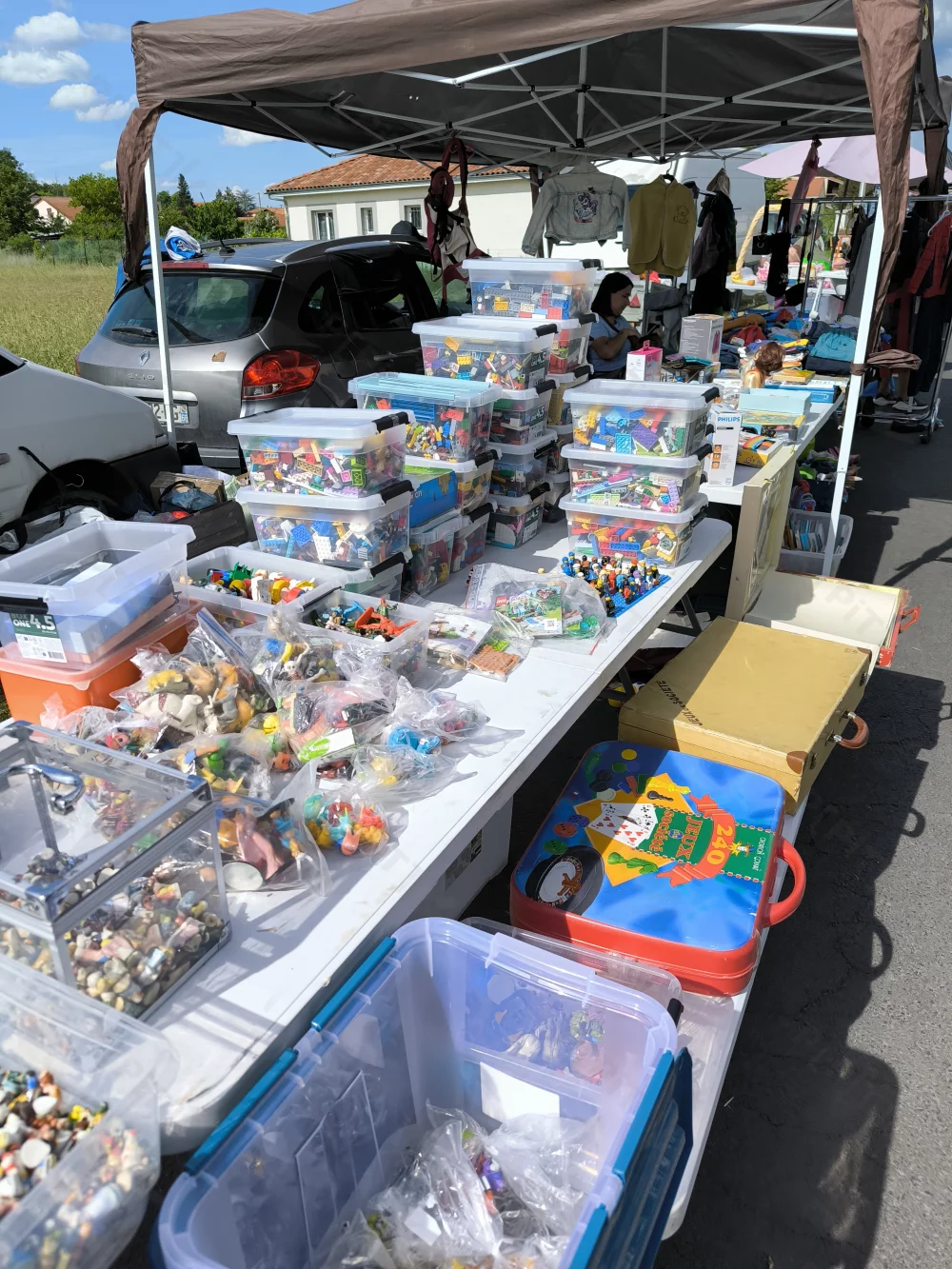 Stand avec caisse de vide-greniers