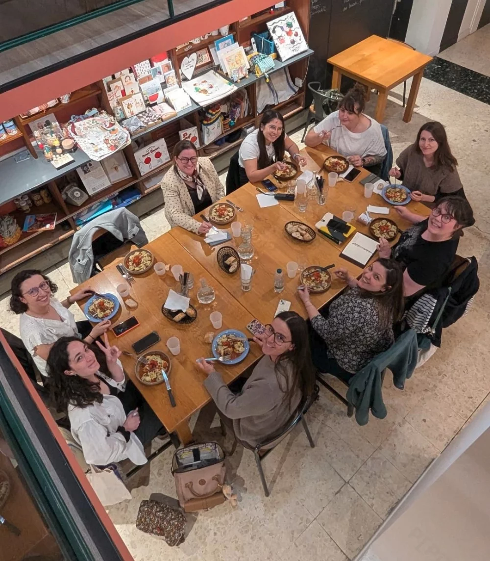 Photo table vue d'en haut - Binocles & Chapitre chez Pamina Deli