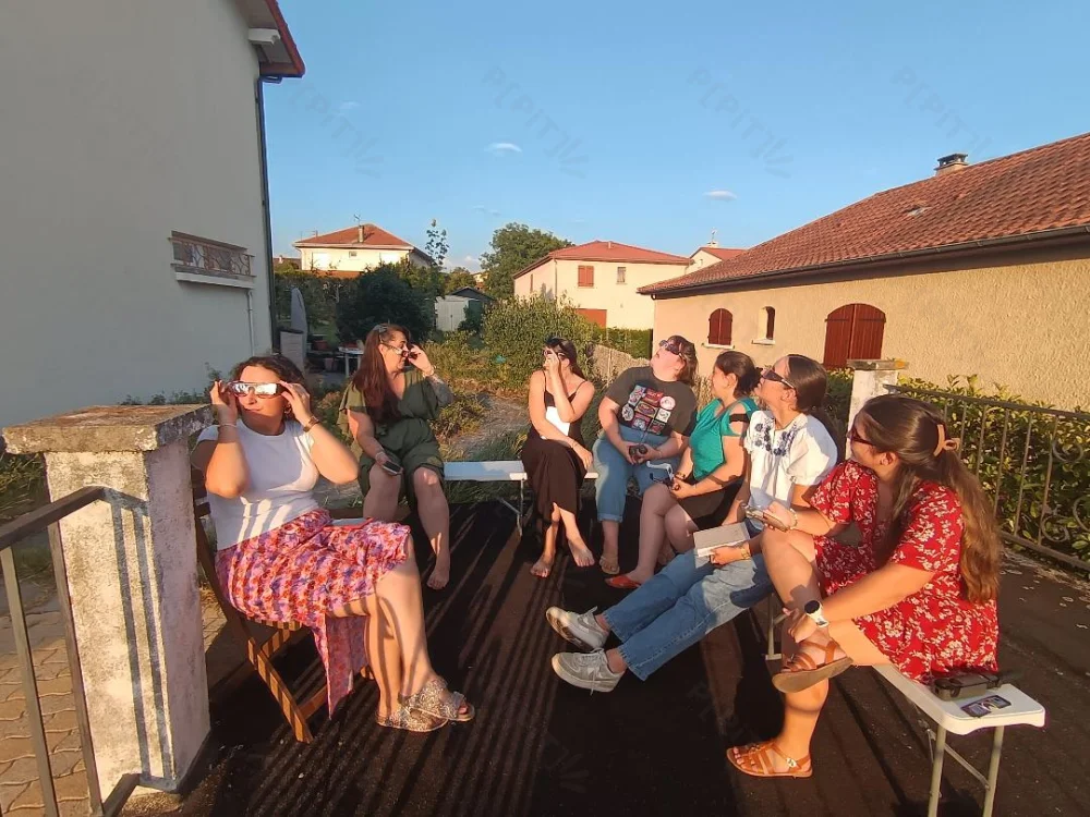 Binocles & Chapitre observe l’éclipse solaire