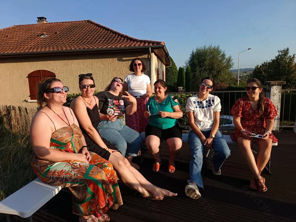 Le club Binocles & Chapitre réuni dans le jardin de Tery