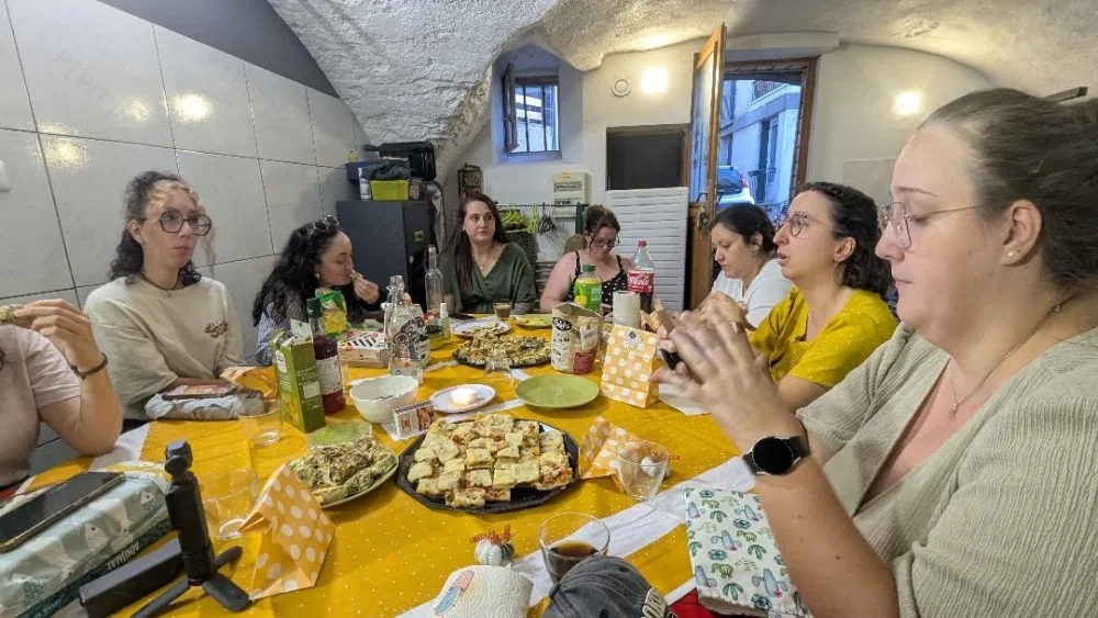 Le club Binocles & Chapitre réuni autour de la table dans son nouveau lieu à Cournon-d’Auvergne