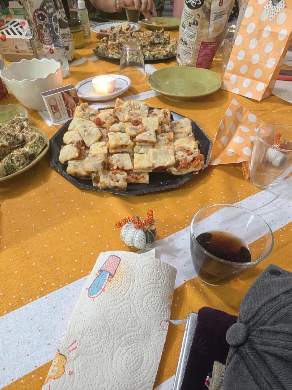 La table du club Binocles & Chapitre décorée pour la rencontre de septembre