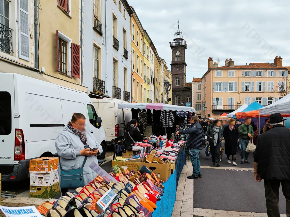 Le marché d'Issoire avec le beffroi en arrière-plan