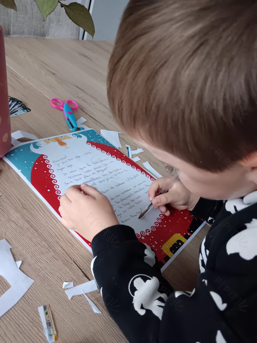 Enfant écrivant une lettre au Père Noël
