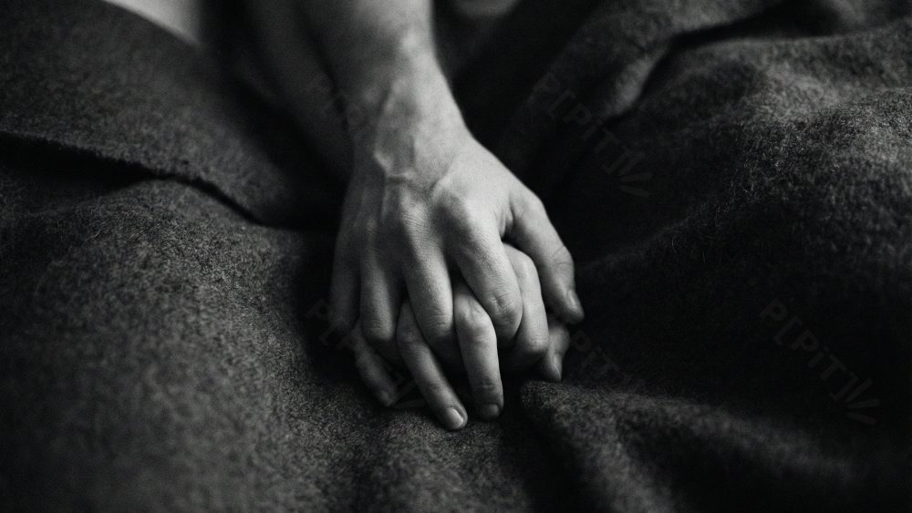 Mains serrées, soutien émotionnel