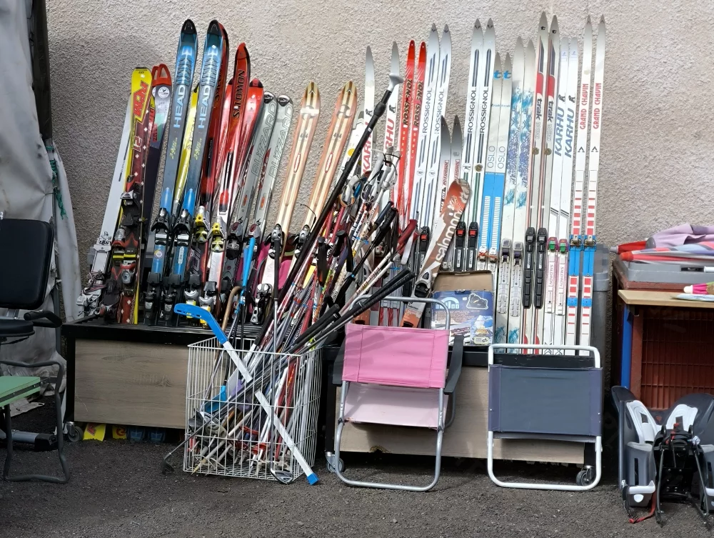 PHOTO SKIS AVEC CHAISES PLI DEVANT — RESSOURCERIE D’ISSOIRE