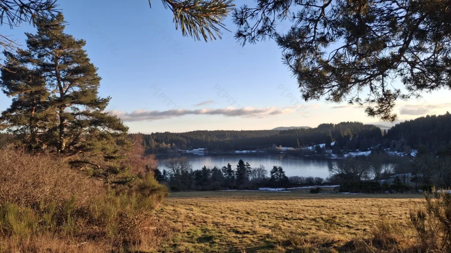 Lac et paysage autour d’Issoire