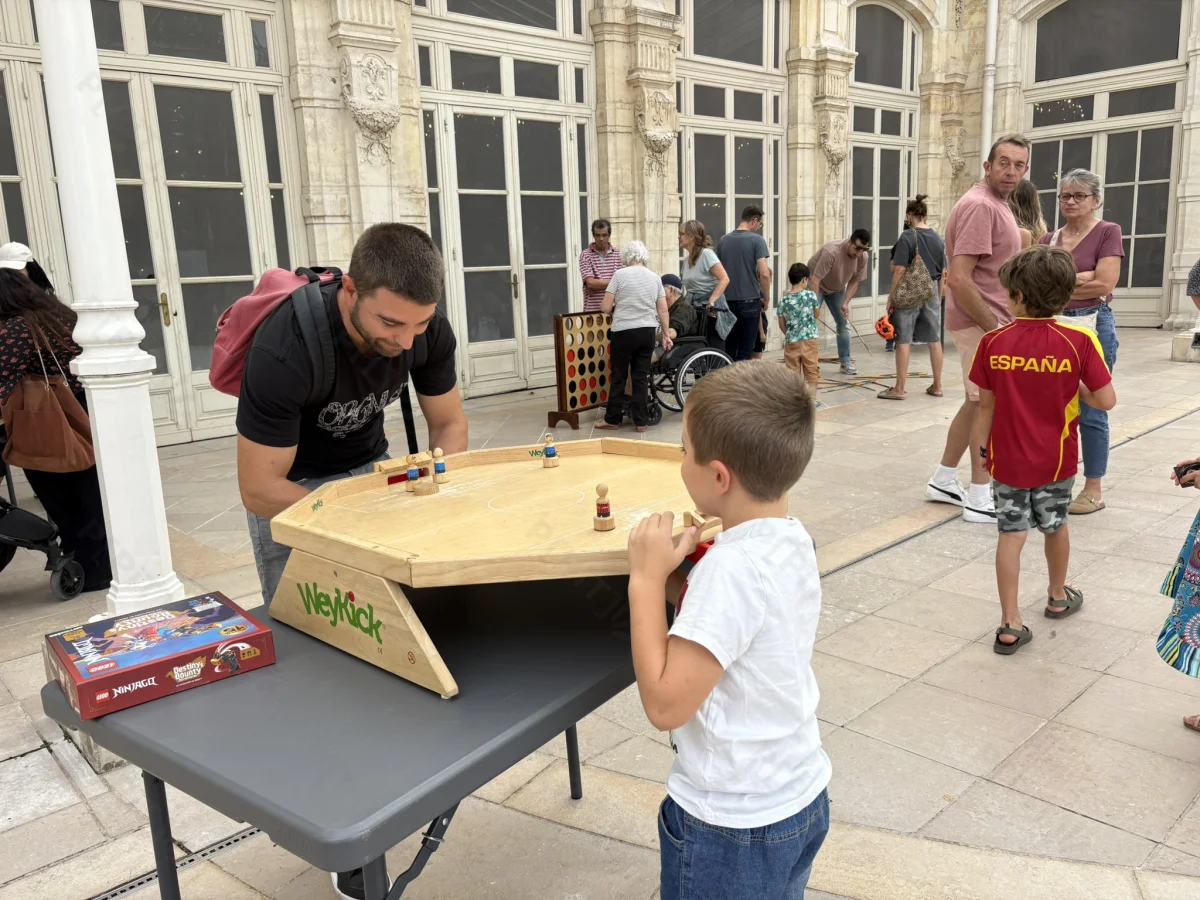 Jeux en bois installés à l’extérieur du Palais des Congrès