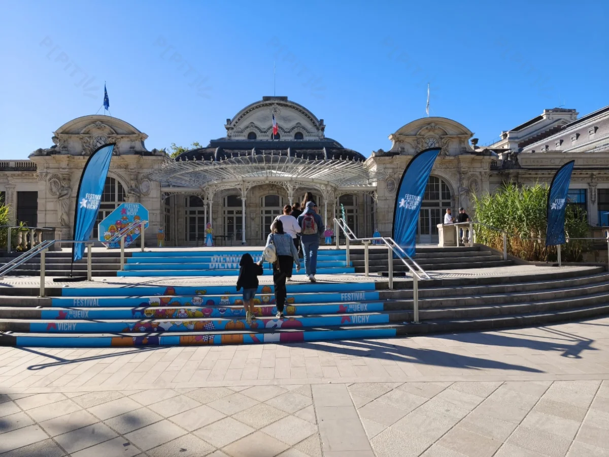 Entrée du Palais des Congrès de Vichy pendant le Festival des jeux de société