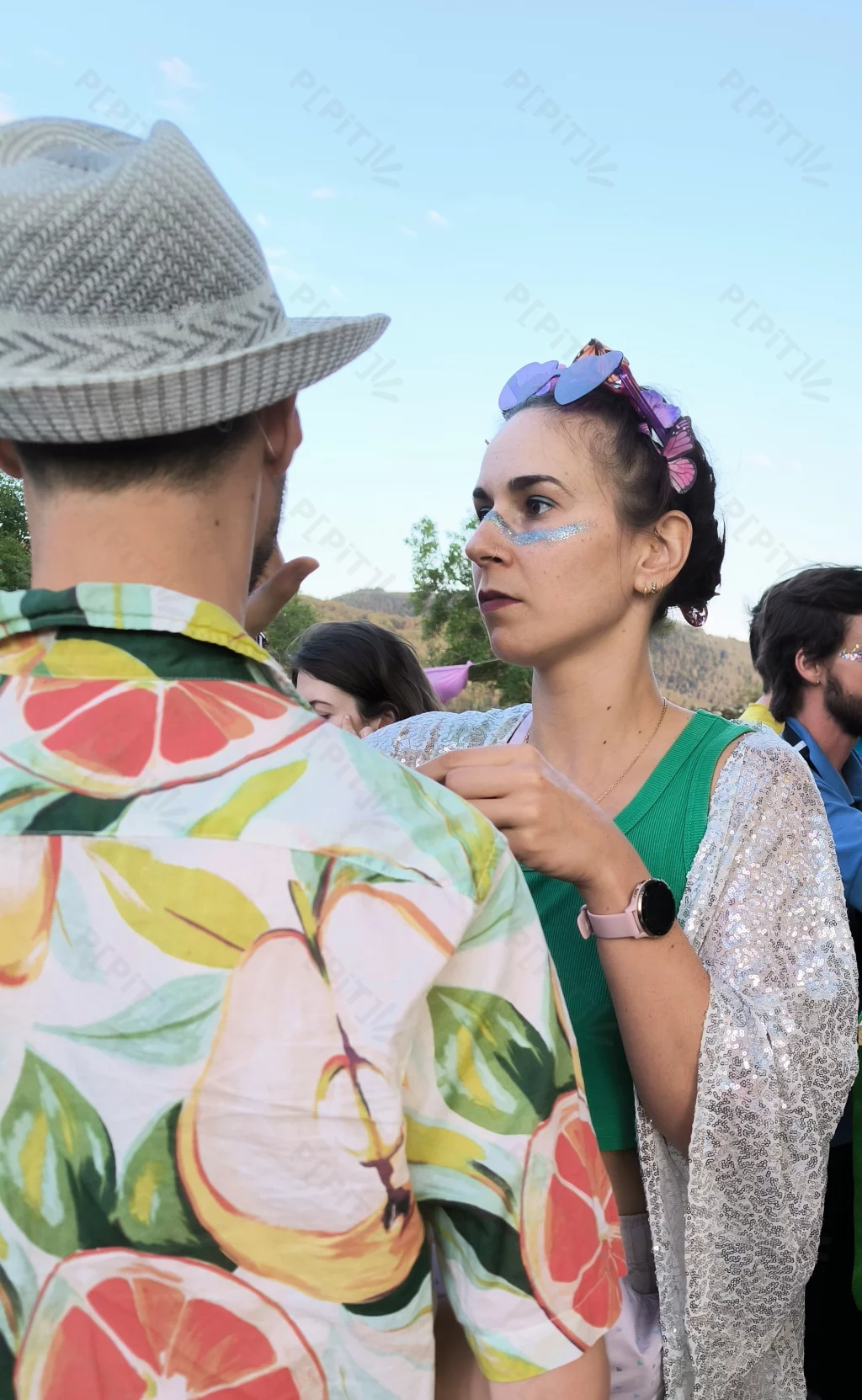 Une touche de maquillage pailleté pour les festivaliers.