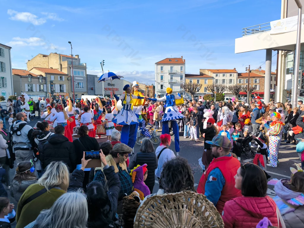 Ambiance dans les rues — Carnaval d'Issoire 2026
