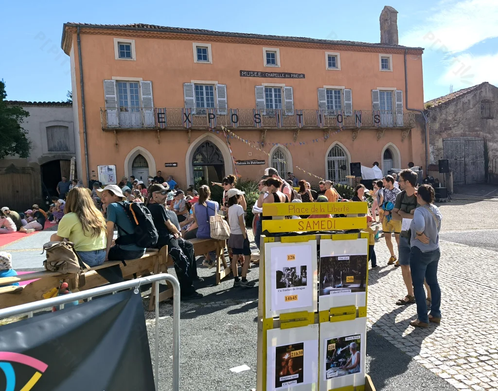 Festivaliers sur la place de la Liberté à Sauxillanges