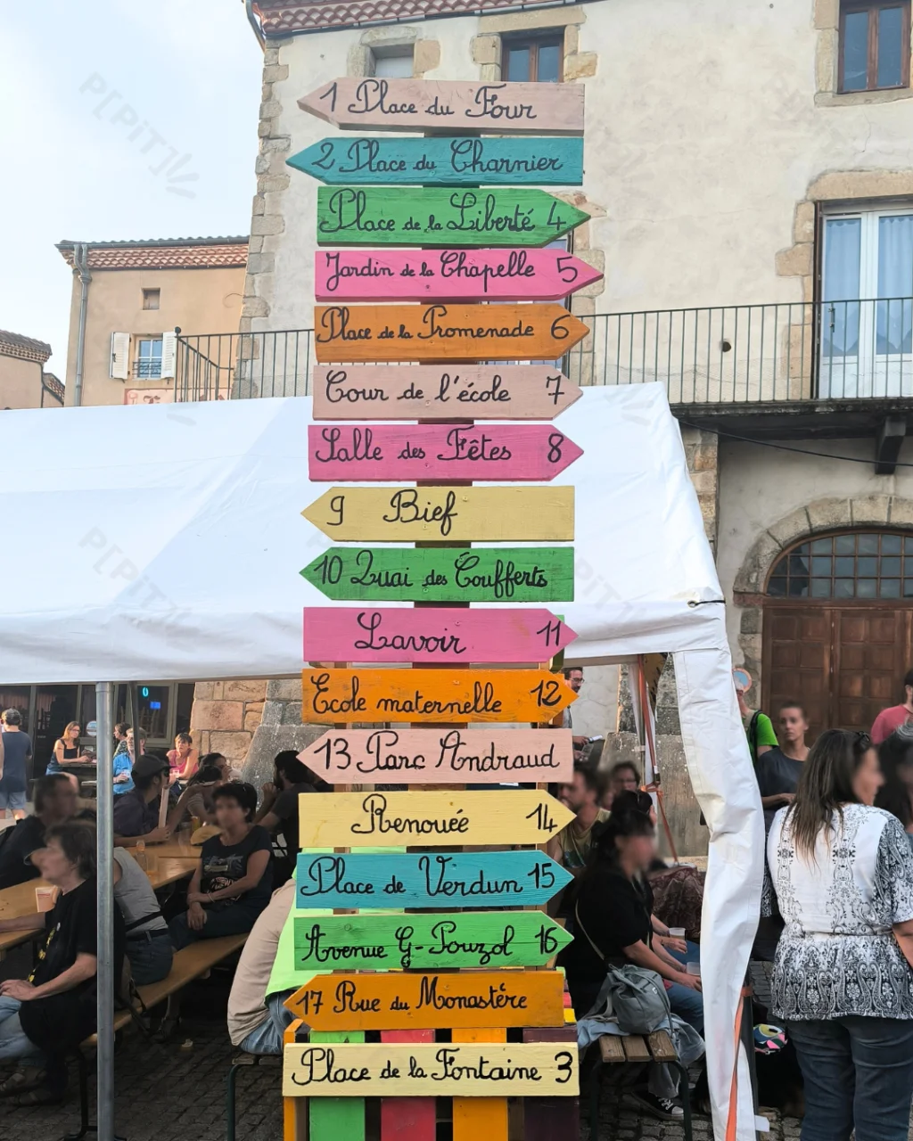Flèches indiquant les différents lieux de spectacle du TRAC