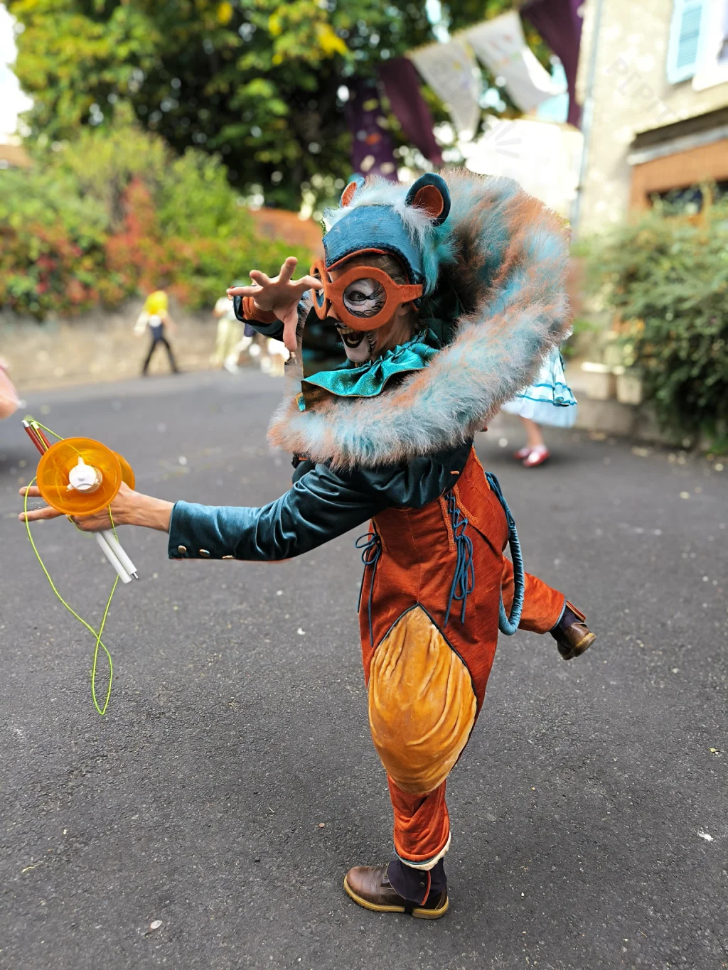 Personnage costumé lors d’une déambulation du Festival du TRAC