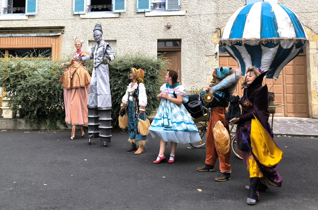Les Frères du Mystère dans les rues de Sauxillanges