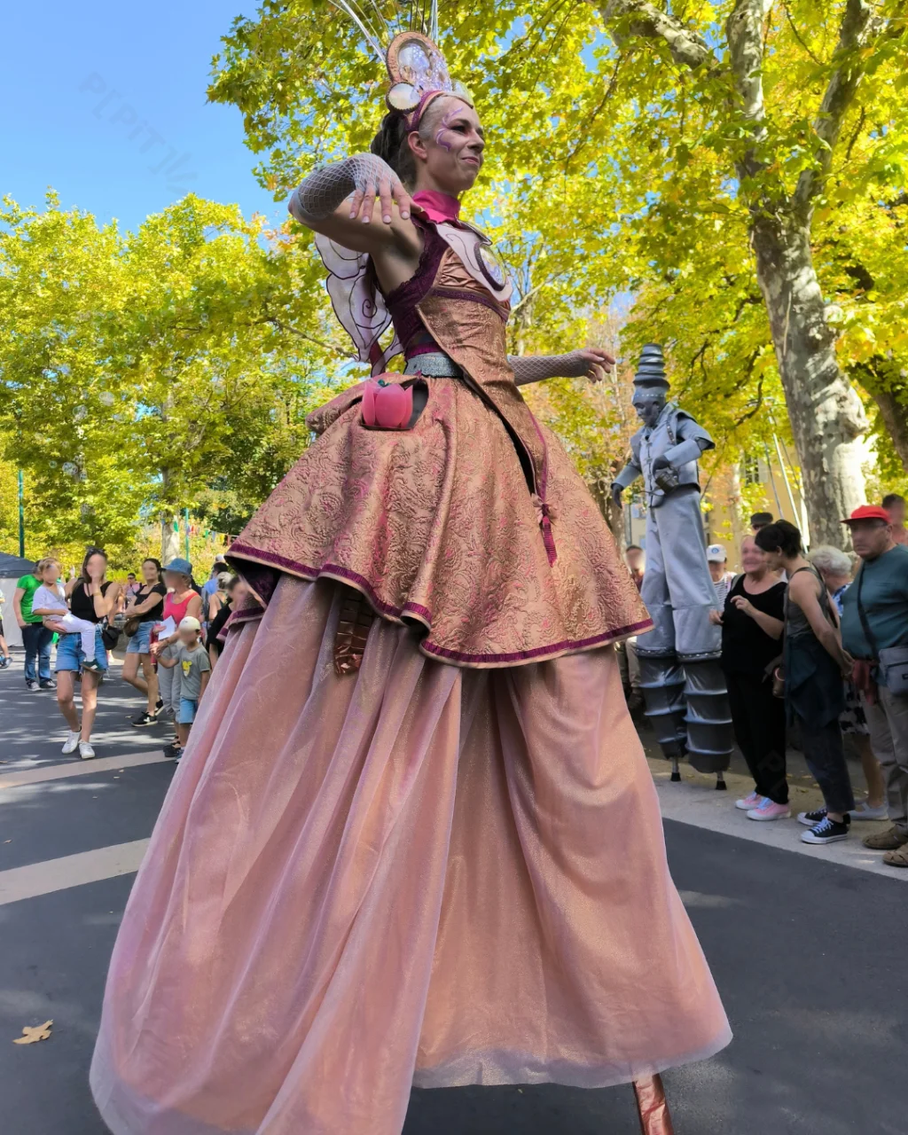 Déambulation des Frères du Mystère inspirée du Magicien d’Oz