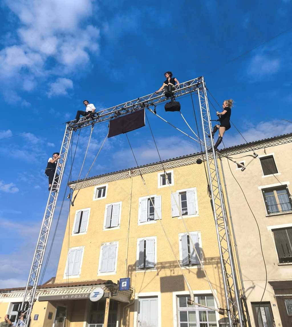 Acrobaties de Lady Cocktail au Festival du TRAC
