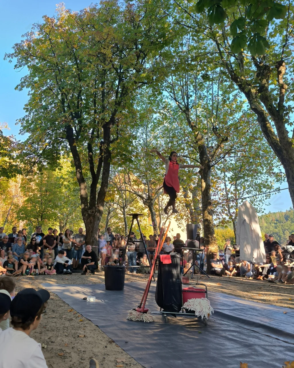 Maria dans Fil-Bustière de la Cie Rumbam au Festival du TRAC