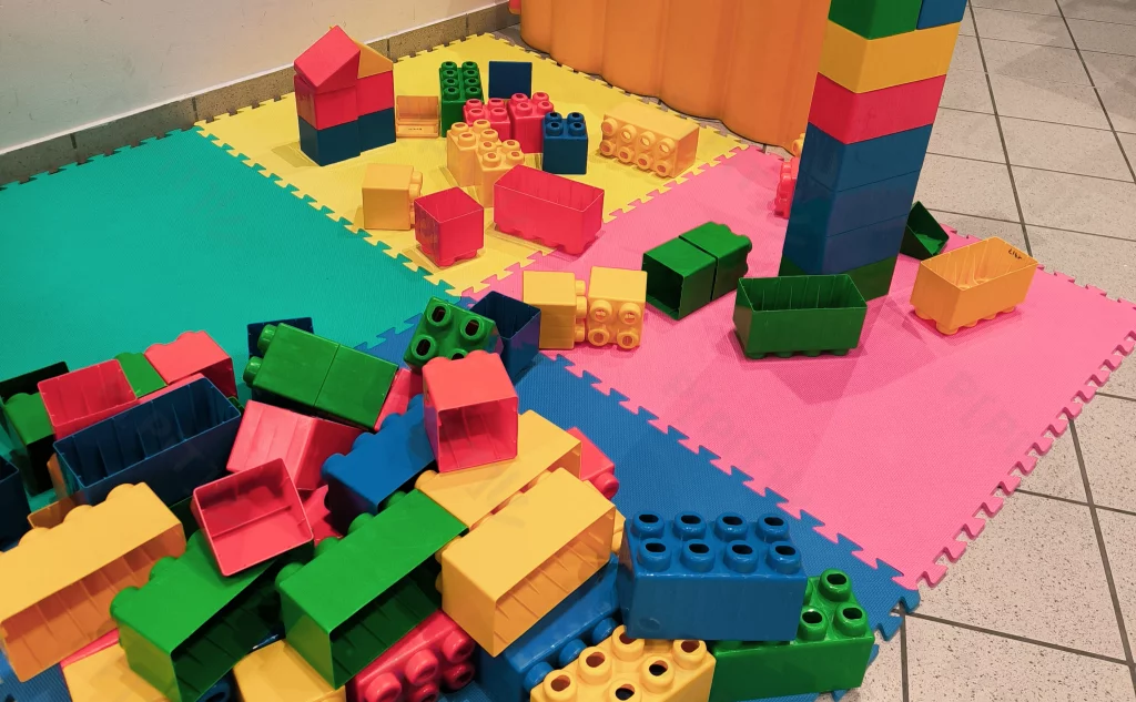 Briques géantes dans le hall