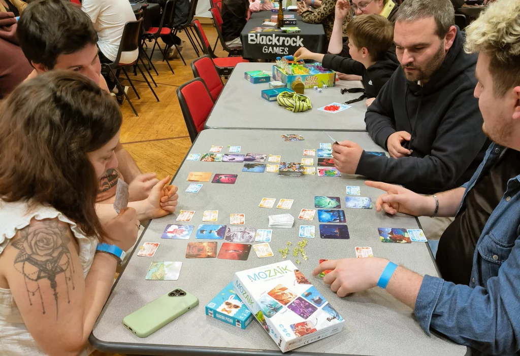 Amis autour de la table de jeu