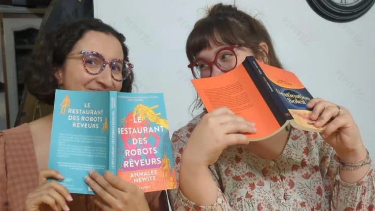 Deux femmes discutant autour d’un café dans un café