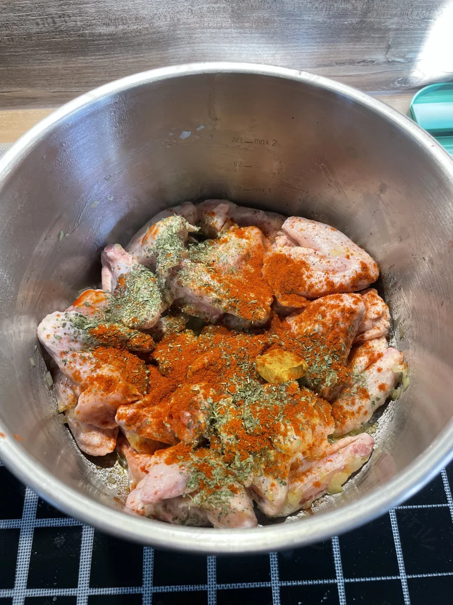 Ajout des épices sur les ailes de poulet
