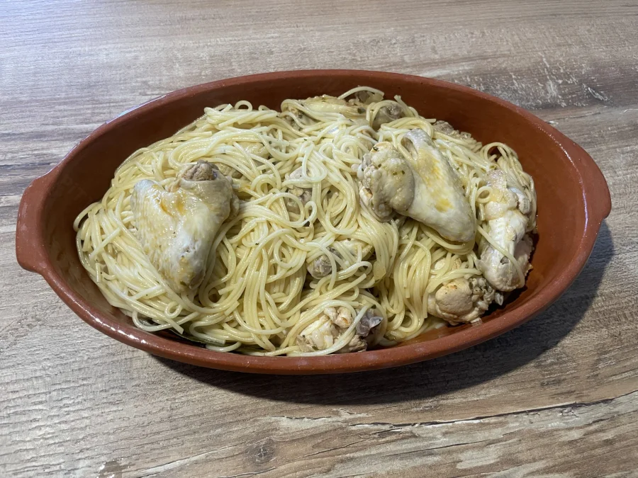 Ailes de poulet aux spaghettis prêtes à être partagées