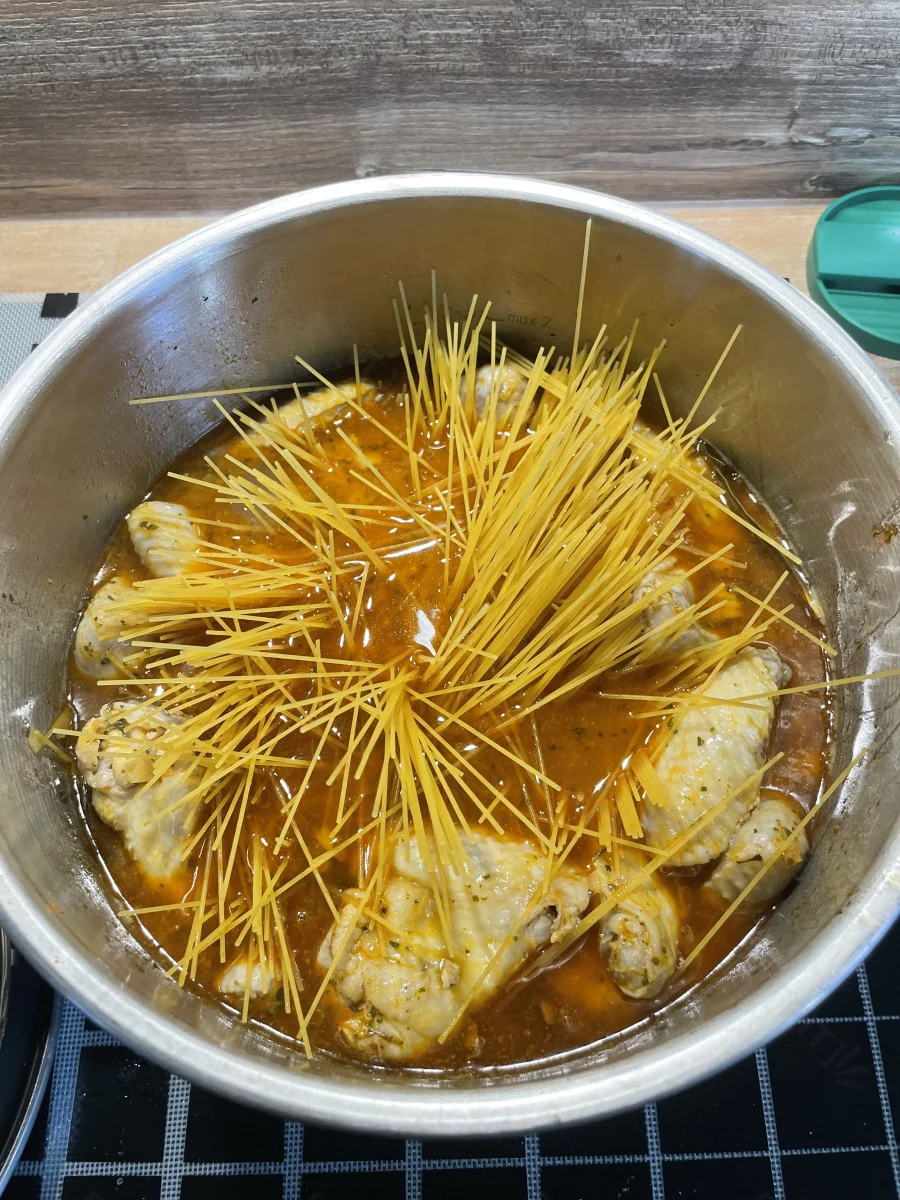 Spaghettis ajoutés directement dans la cocotte