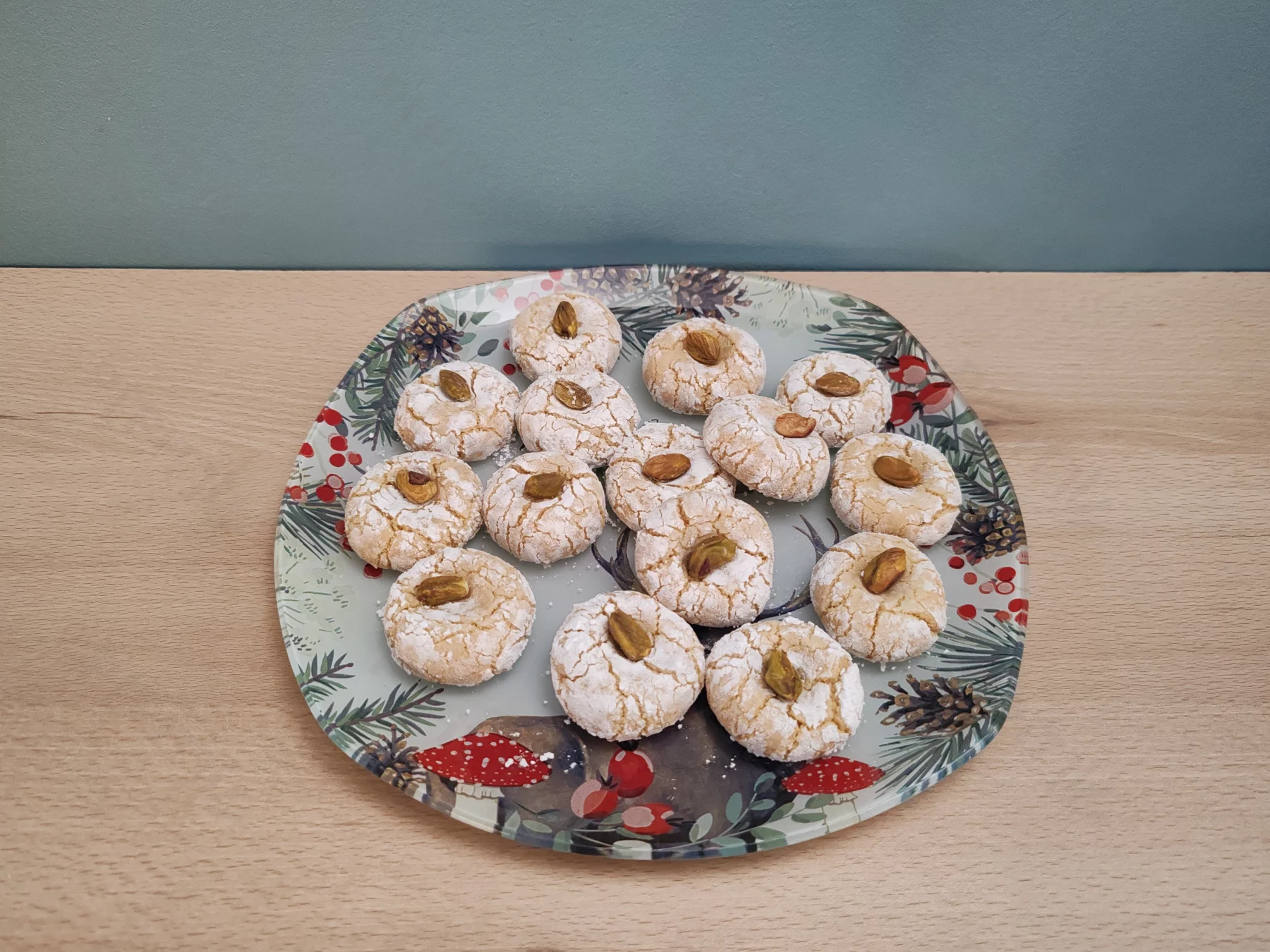 Amaretti à la pistache avec une pistache entière sur le dessus.