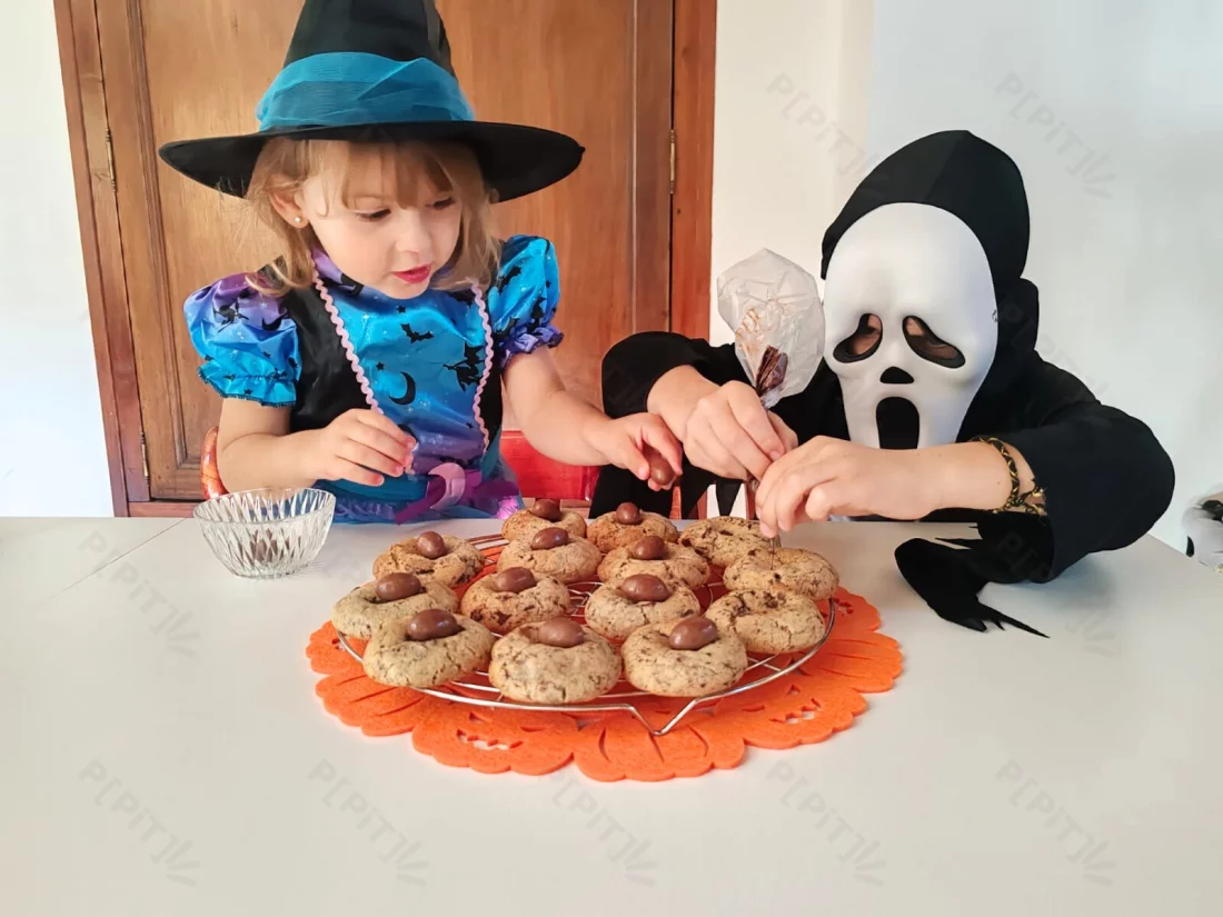 Des enfants déguisés pour Halloween, prêts à dévorer les cookies.