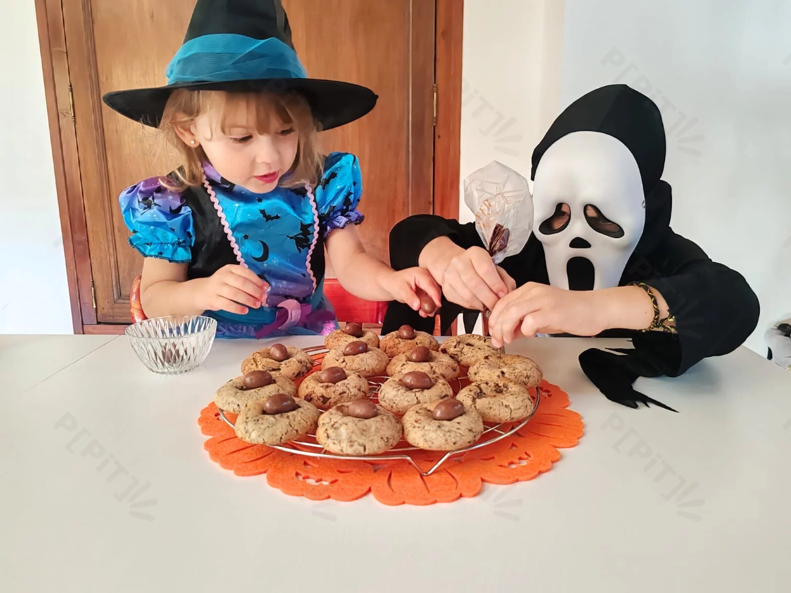 Des enfants déguisés pour Halloween, prêts à dévorer les cookies.