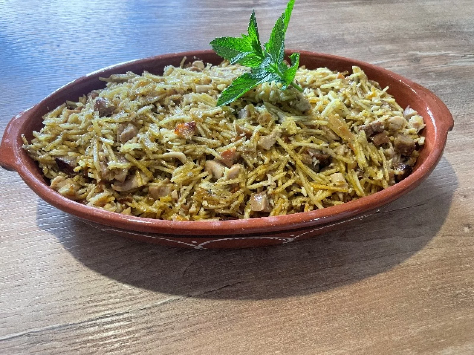 Plat de Frango à Brás dressé et décoré avec de la menthe