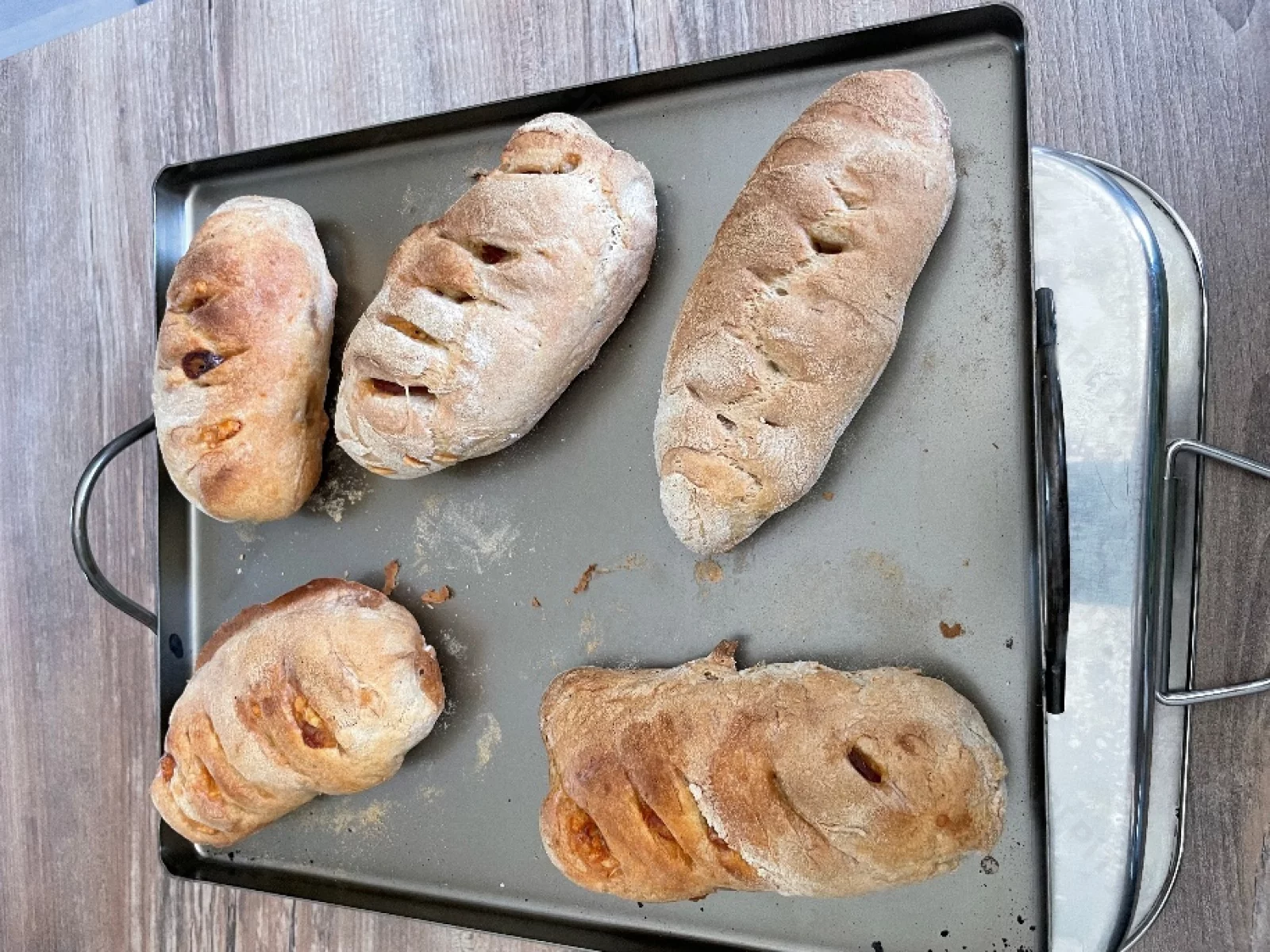 Pão com chouriço coupé en deux montrant la mie et le chorizo