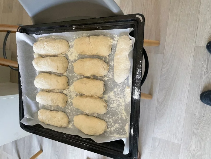 Petits pains placés sur la plaque de cuisson
