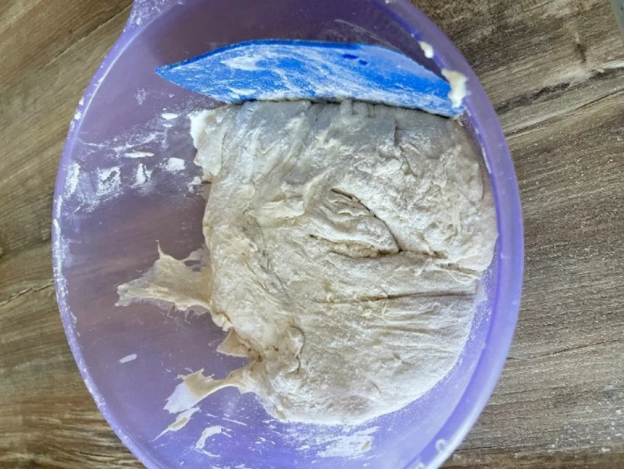 Boules de pâte formées sur le plan de travail