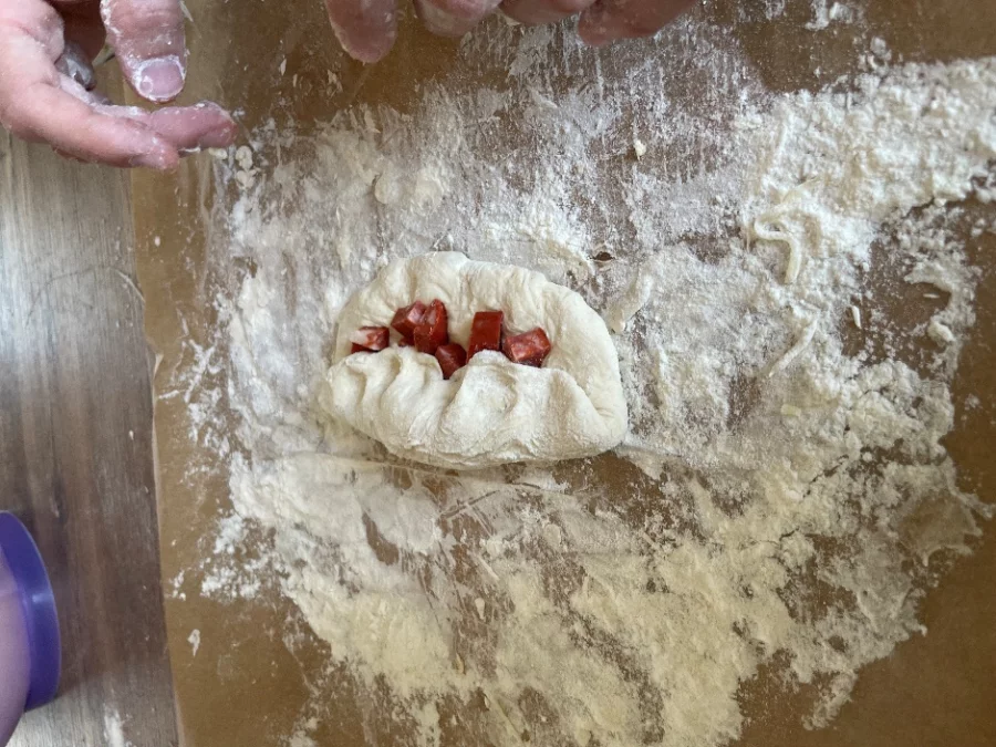 Fermeture de la pâte sur le chorizo