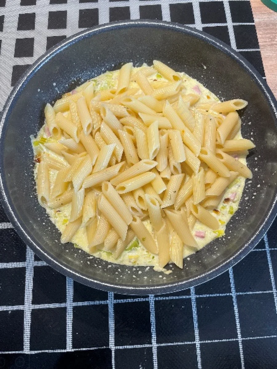 Penne ajoutées dans la poêle