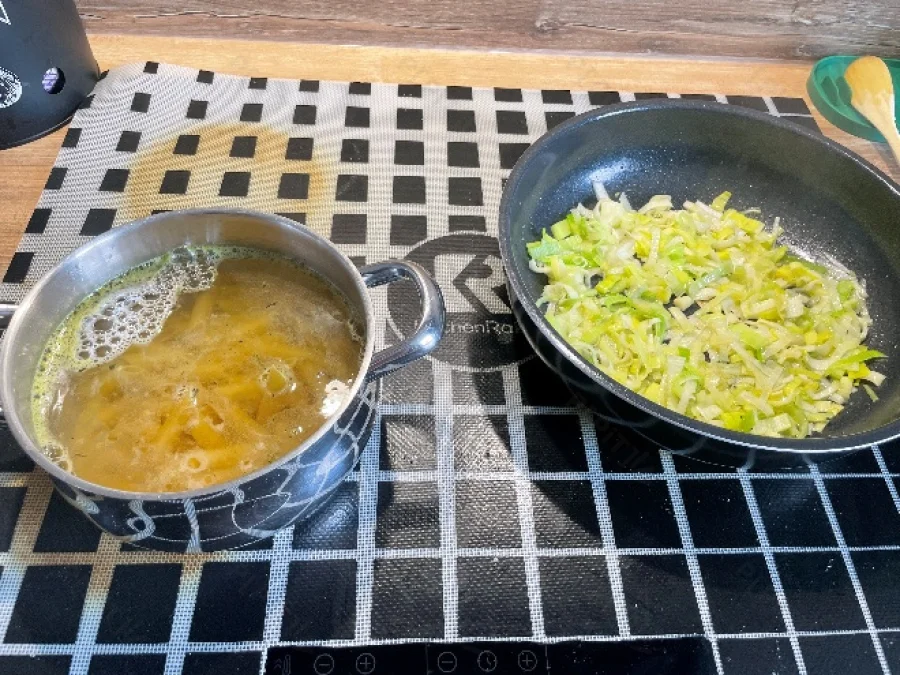 Fondue de poireaux et penne en cuisson