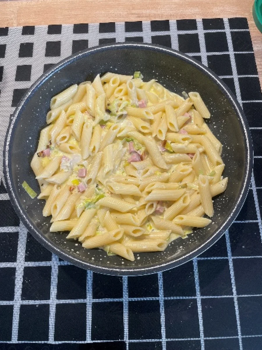 Pâtes enrobées de sauce aux poireaux