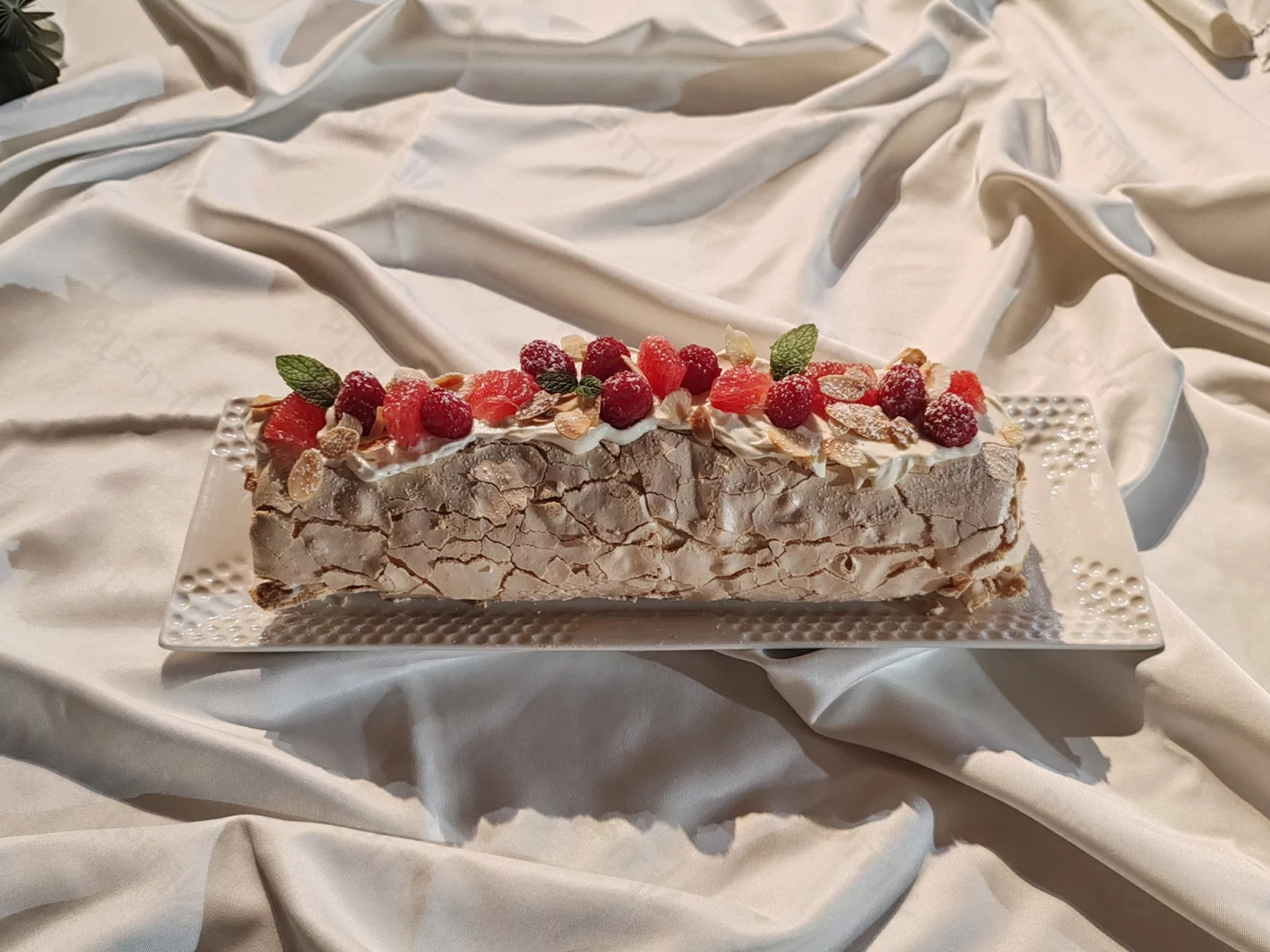 Pavlova roulée aux fruits rouges et décoration de Noël