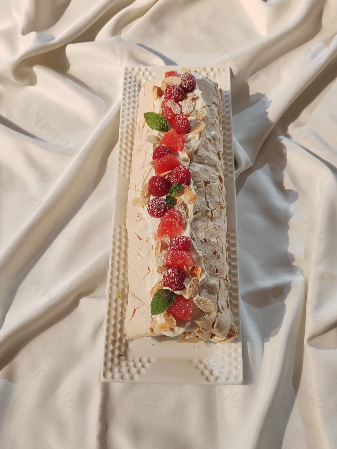 Pavlova roulée présentée sur un plat